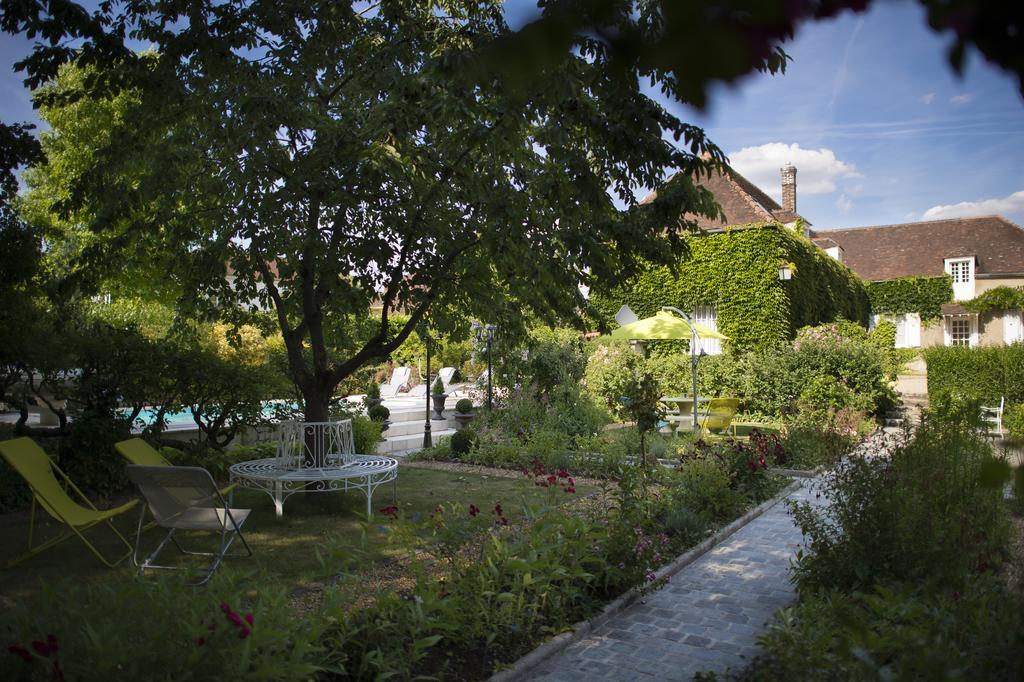 Aux Charmes De Maintenon Exteriör bild